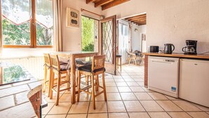 A kitchen with wooden furniture, a refrigerator, and a coffee maker. - Entre terre et mer,la campagne à 700 m de la plage (Oye-Plage)