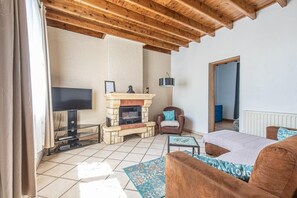 TV, DVD player - Entre terre et mer,la campagne à 700 m de la plage (Oye-Plage)