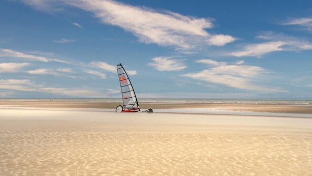 A beach with a single windsurfing board and a clear sky. - Entre terre et mer,la campagne à 700 m de la plage (Oye-Plage)