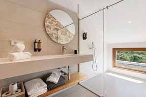 Chuveiro, secador de cabelo, toalhas de banho 