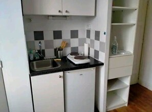 Réfrigérateur, micro-ondes, batterie de cuisine, vaisselle et ustensiles