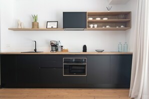 Een koelkast, een magnetron, een oven, een kookplaat
