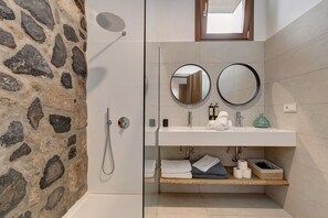 Shower, hair dryer, towels - Country House 'Iris - Finca La Suerte Grande' with Mountain Views and Wi-Fi (Telde)