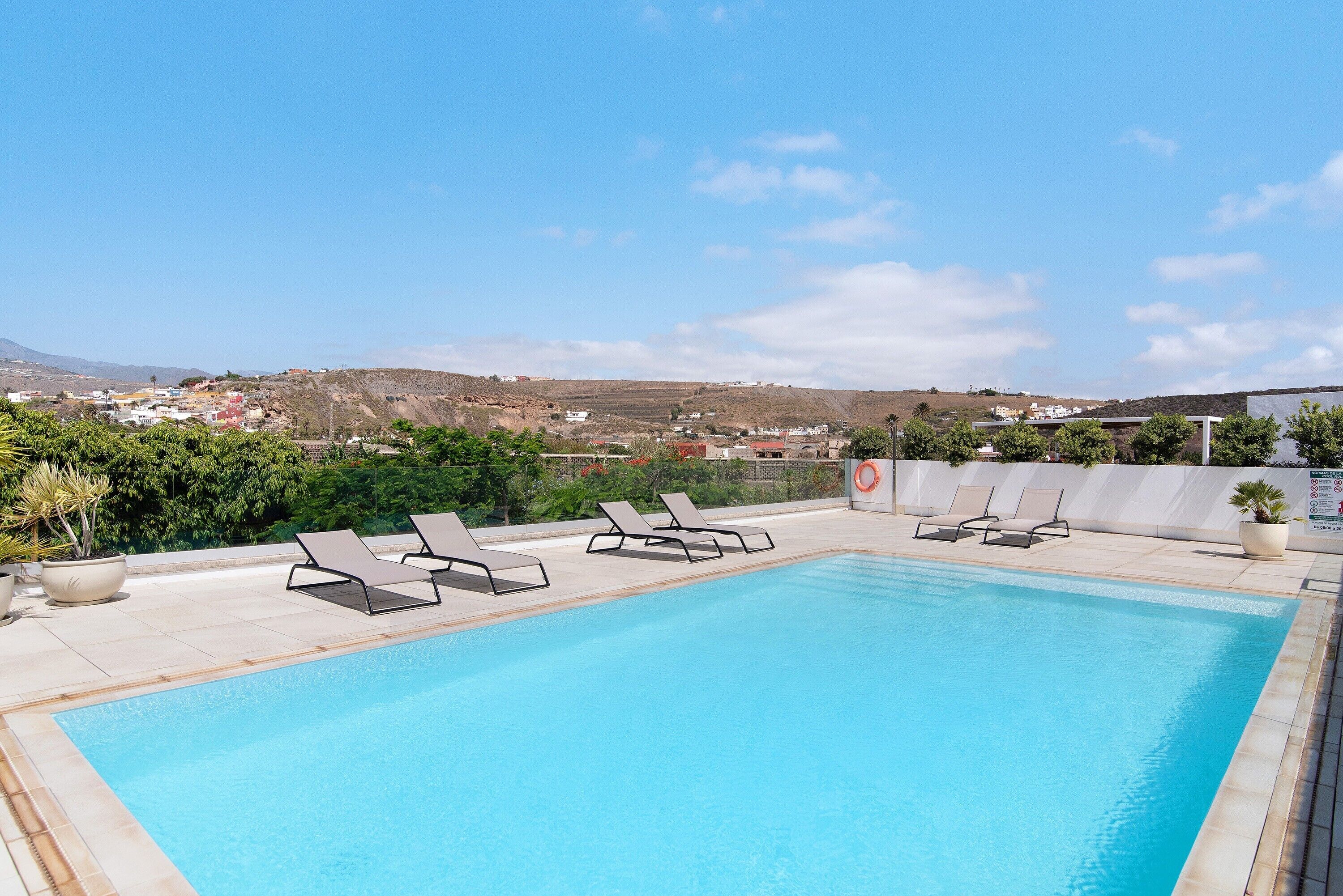 Lämmitetty uima-allas