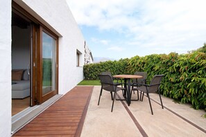 Outdoor dining - Holiday Home 'Musa - Finca La Suerte Grande' with Mountain Views and Private Terrace (Telde)