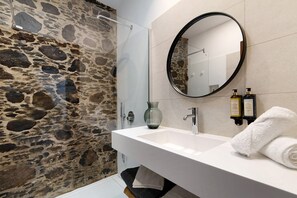 Shower, hair dryer, towels - Holiday Home 'Musa - Finca La Suerte Grande' with Mountain Views and Private Terrace (Telde)