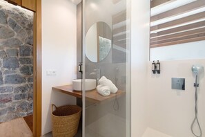 Dusche, Haartrockner, Handtücher