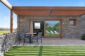 Outdoor dining - Country House 'Jacaranda - Finca La Suerte Grande' with Mountain Views and Shared Pool (Telde)