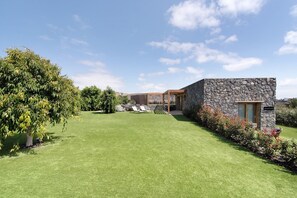 Property grounds - Country House 'Jacaranda - Finca La Suerte Grande' with Mountain Views and Shared Pool (Telde)