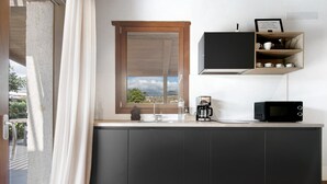 Eine moderne Küche mit integriertem Mikrowellenherd, Kaffeemaschine und einem Fenster mit Blick.