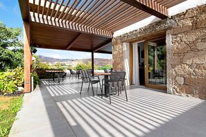 Outdoor dining - Country House 'Dalia - Finca La Suerte Grande' with Mountain Views and Wi-Fi (Telde)