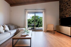 TV - Holiday Home 'Cala - Finca La Suerte Grande' with Mountain View, Private Terrace & Wi-Fi (Telde)