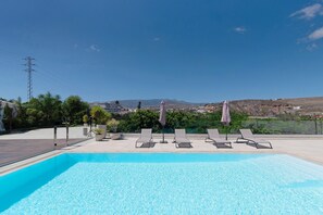 A heated pool - Holiday Home 'Cala - Finca La Suerte Grande' with Mountain View, Private Terrace & Wi-Fi (Telde)