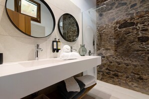 Ducha, secador de pelo y toallas
