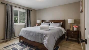 3 bedrooms, desk, iron/ironing board, travel crib