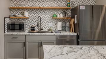 Frigorífico, microondas, horno y placa de cocina