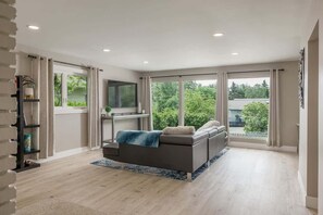 Interior - Beautiful 3BDR Home steps away from Parks & Trails (Anchorage)