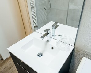 Regadera y secadora de cabello 