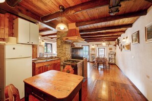 Réfrigérateur, four, plaque de cuisson, cafetière/bouilloire