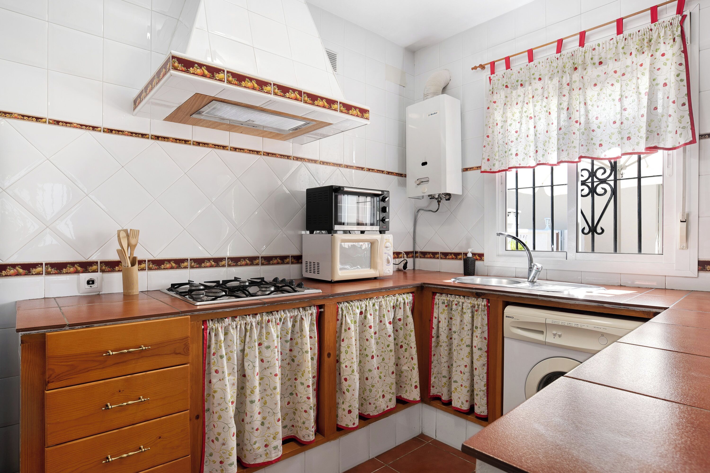 Kühlschrank, Mikrowelle, Herdplatte, Wasserkocher mit Kaffee-/Teezubehör