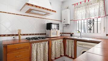 Een koelkast, een magnetron, een kookplaat