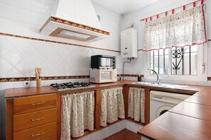 冷蔵庫、電子レンジ、コンロ、コーヒー / ティーメーカー