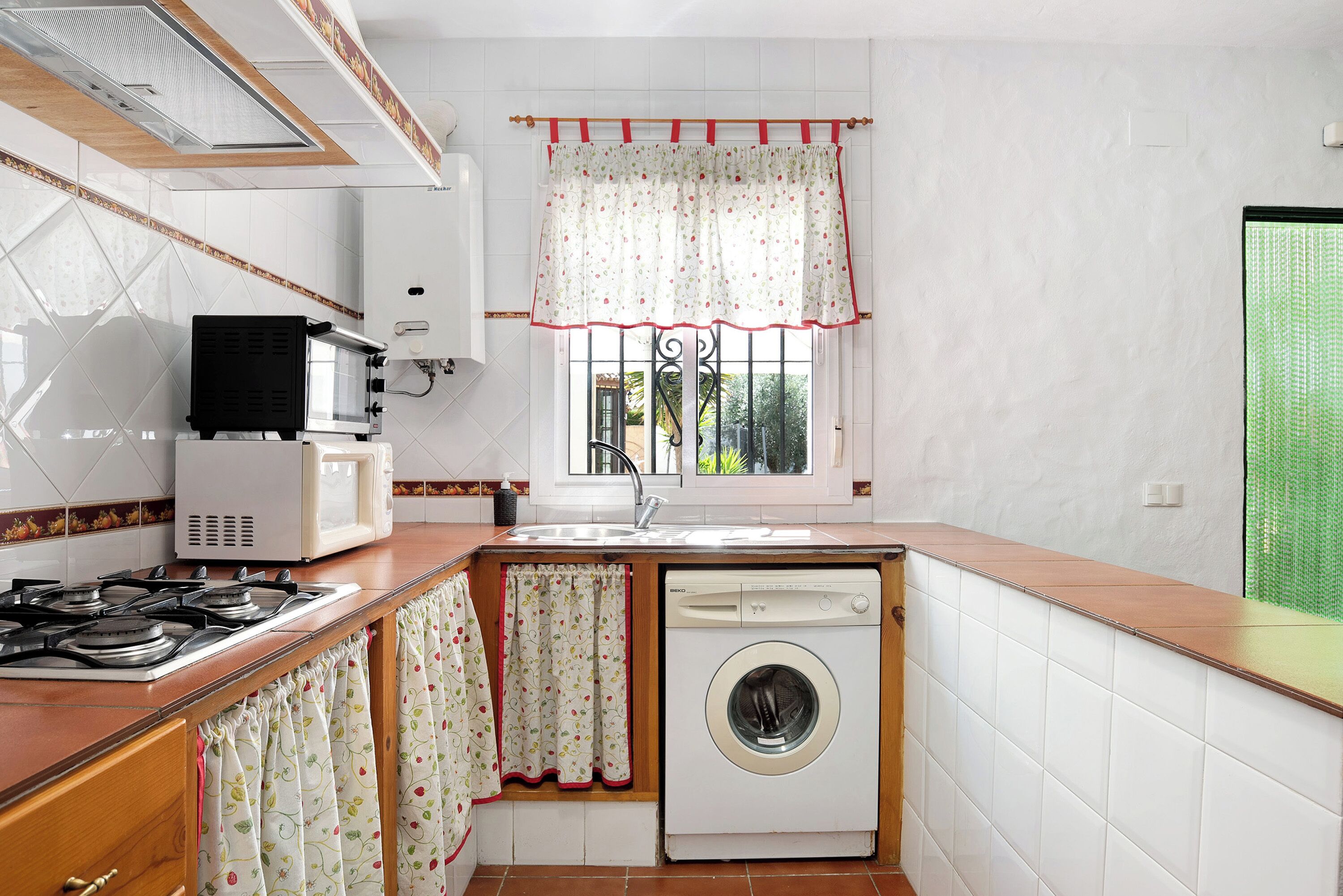 Réfrigérateur, micro-ondes, plaque de cuisson, cafetière/bouilloire