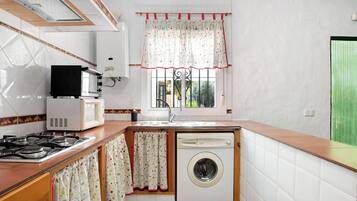 Een koelkast, een magnetron, een kookplaat