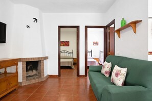 2 bedrooms, iron/ironing board, free WiFi, bed sheets - Vacation Home "Casa Paqui 2" with Shared Pool, Private Terrace & Wi-Fi (Conil)