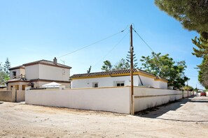Exterior - Vacation Home "Casa Paqui 2" with Shared Pool, Private Terrace & Wi-Fi (Conil)