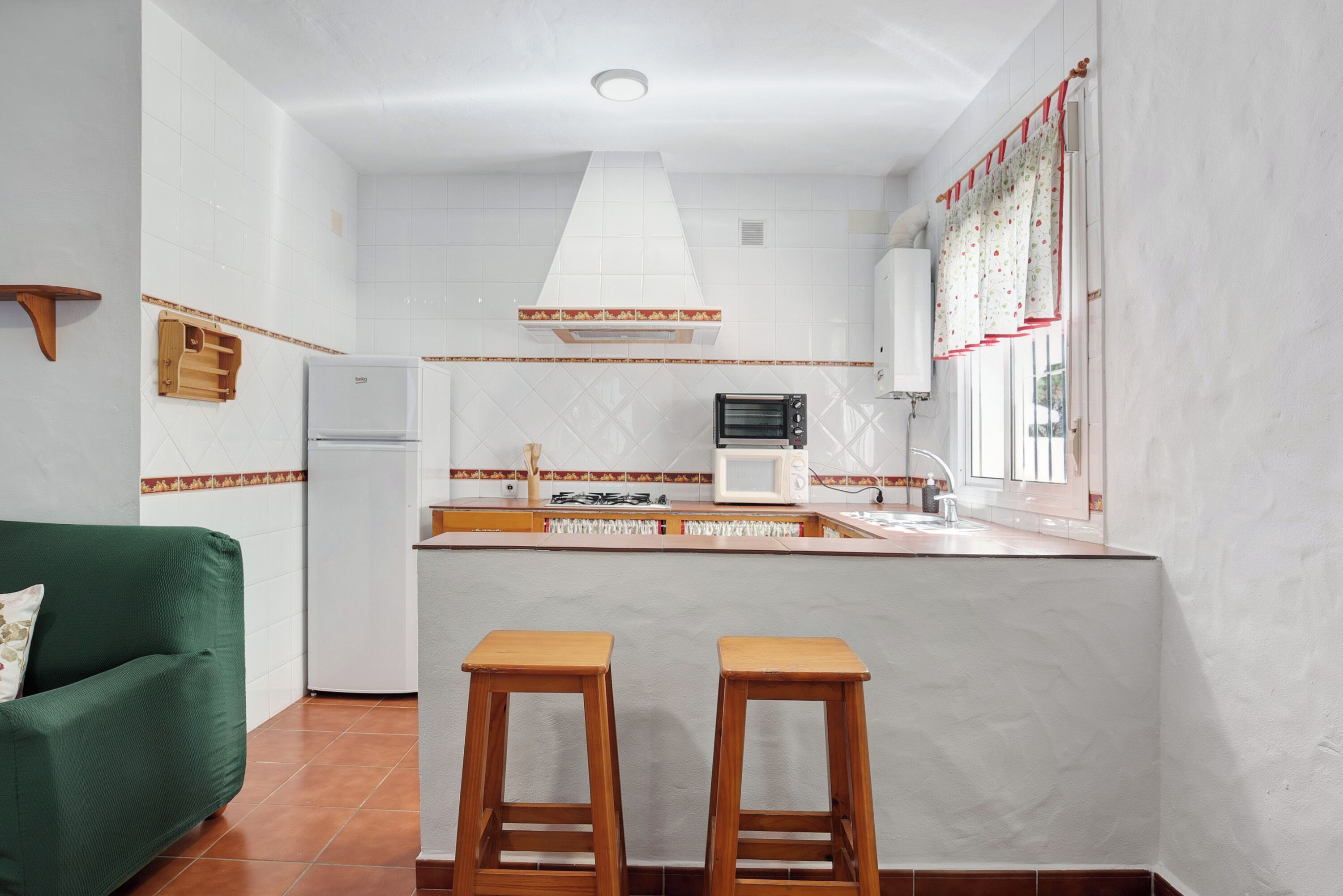 Refrigerador, microondas, parrilla de estufa y cafetera y tetera 