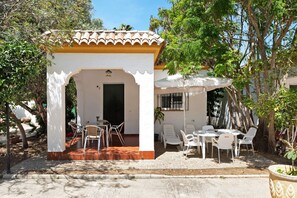 Outdoor dining - Vacation Home "Casa Paqui 2" with Shared Pool, Private Terrace & Wi-Fi (Conil)