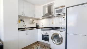 Een koelkast, een microgolfoven, een oven, een kookplaat