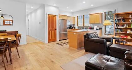 Sisters Getaway: Blks from Trails, coffee- Pool, Hot tub, Tennis