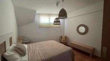 2 bedrooms, internet, bed sheets