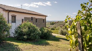 A rustic building with a tiled roof, surrounded by greenery and a clear sky. - Holiday Apartment "Le Rondini" with Shared Pool, Shared Garden & Wi-Fi (Lamporecchio)