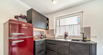 Ferienwohnung "Il Cuore Rosso" - Neubau im Zentrum mit Bergblick, Balkon und Klimaanlage