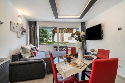 Ferienwohnung "Il Cuore Rosso" - Neubau im Zentrum mit Bergblick, Balkon und Klimaanlage