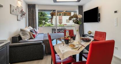 Ferienwohnung "Il Cuore Rosso" - Neubau im Zentrum mit Bergblick, Balkon und Klimaanlage