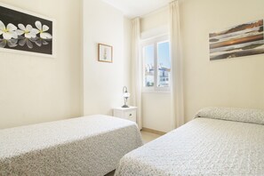 3 bedrooms, iron/ironing board, bed sheets
