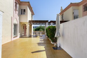 Outdoor dining - Villa "Casa La Tahona" with Mountain Views, Balcony and 2 Private Terraces (Zahara de los Atunes)