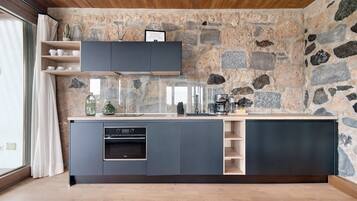 Jääkaappi, mikroaaltouuni, uuni, liesi