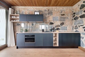 Frigorífico, microondas, horno y placa de cocina