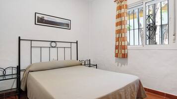 2 bedrooms, iron/ironing board, free WiFi, bed sheets