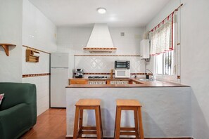 Fridge, microwave, stovetop, coffee/tea maker - Holiday Home "Casa Paqui 1" with Shared Fenced Pool & Wi-Fi (Conil)