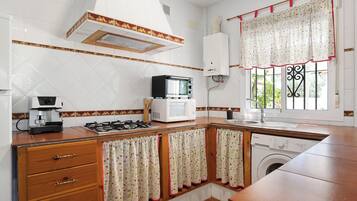 Réfrigérateur, micro-ondes, plaque de cuisson, cafetiÚre/bouilloire