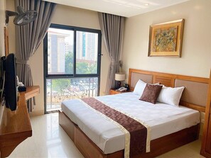 Hypo-allergenic bedding, desk, blackout drapes, soundproofing - B Hotel (Hanoi)