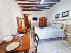 Basic Studio | Desk, laptop workspace, free WiFi, bed sheets - Athena's Pool Oasis (Skarinou)