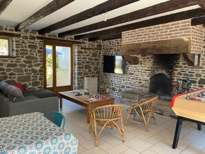 Smart TV, fireplace