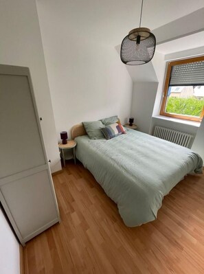 4 bedrooms, travel crib, WiFi, bed sheets